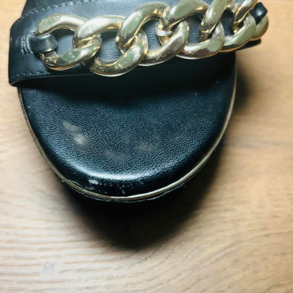 Guess Womens Black Leather Platform Sandals Gold Chain Detail Flatform Size 9.5 - Picture 2 of 5